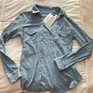 Women’s button down longsleeve